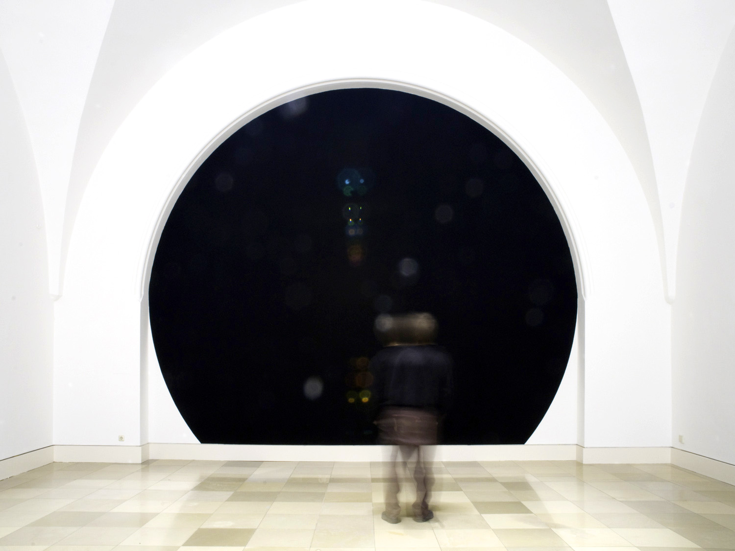 Hosting the Invisible II | Schwarze Pigmentfarbe, 600 x 600 cm 